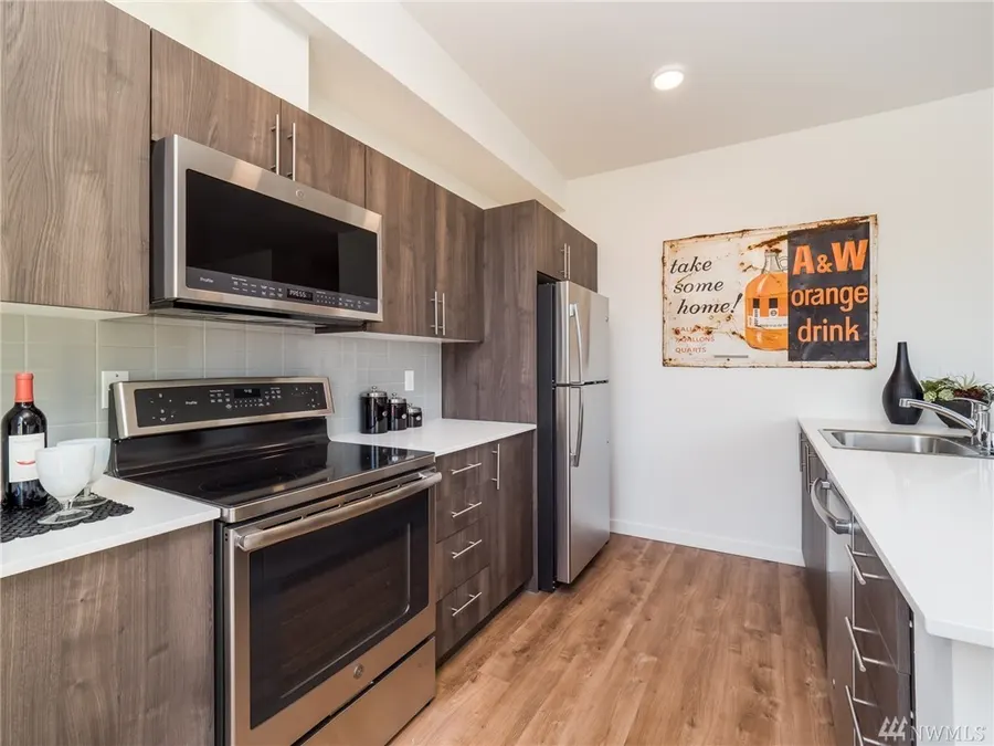 Edison 509 furnished rental — photo 9
